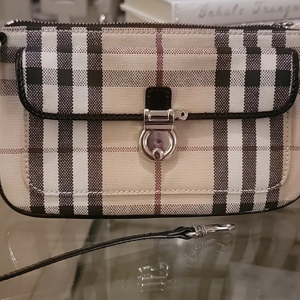 Burberry Wristlet Clutch. Burberry Plaid W/ Black Trim. Gorgous! BN. - Picture 6 of 8